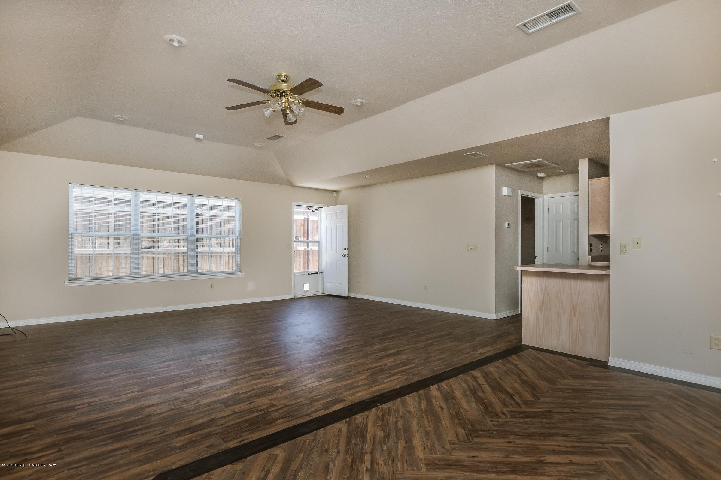 3121 Hobbs Road Amarillo, TX 79109 - Photo 3 of 13 002_Living Room_