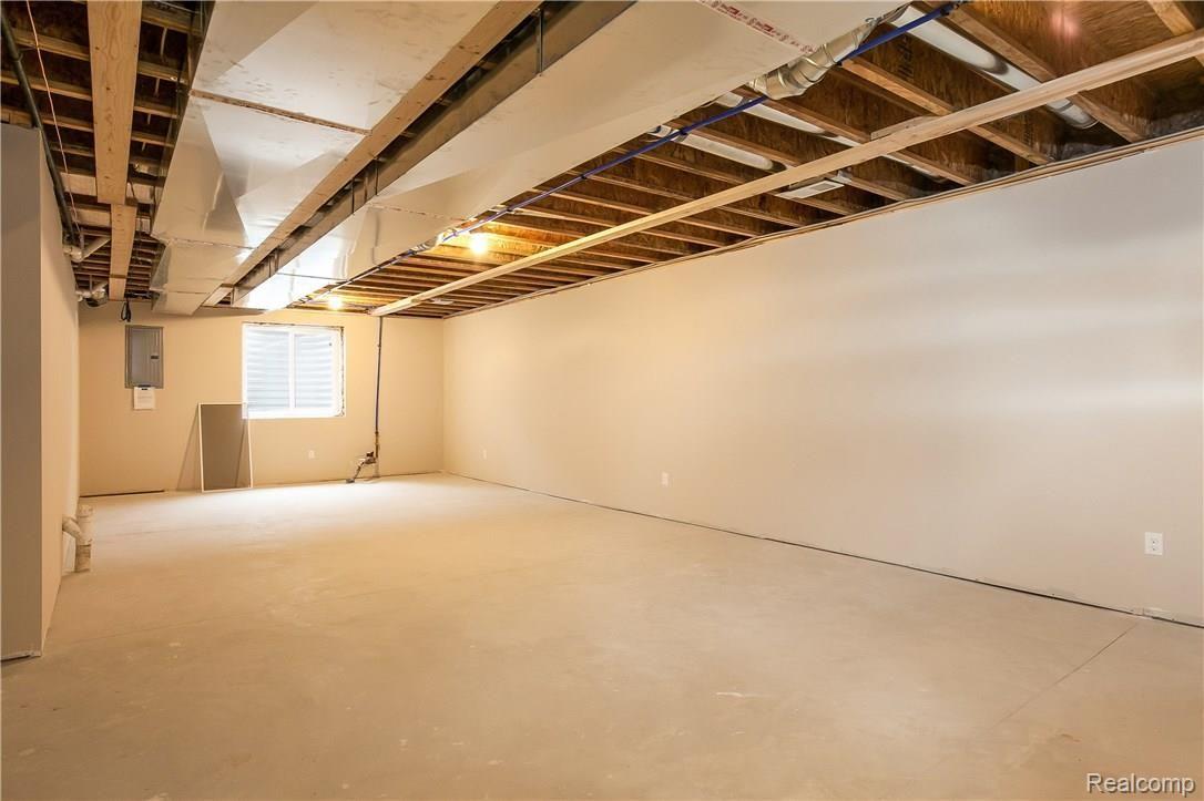 22366 Brantingham Road Macomb, MI 48044 - Photo 36 of 41 036-3644872-large.jpg
