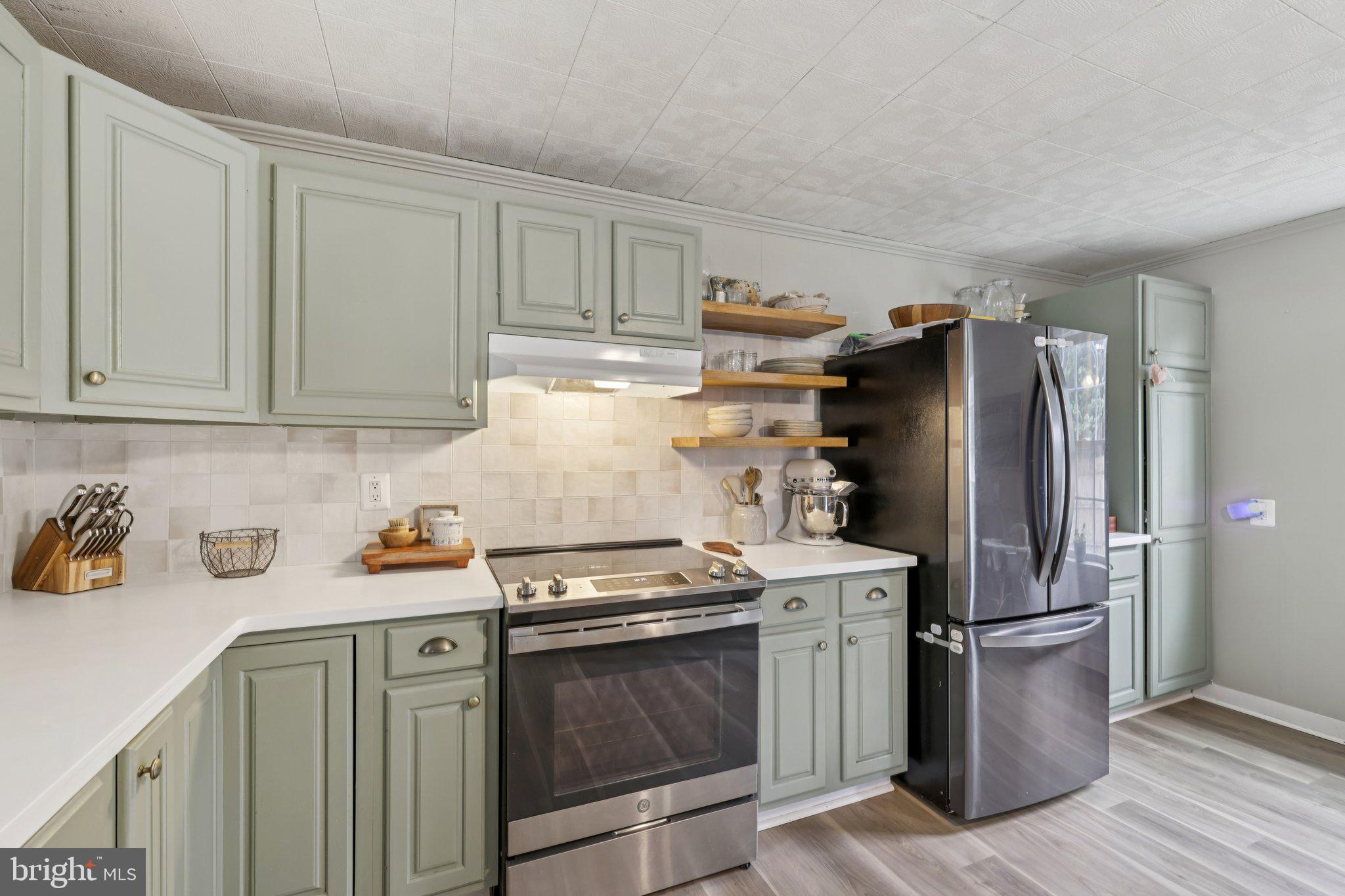22538 Old Georgetown Road Smithsburg, MD 21783 - Photo 17 of 50 a kitchen with a stove top oven and refrigerator