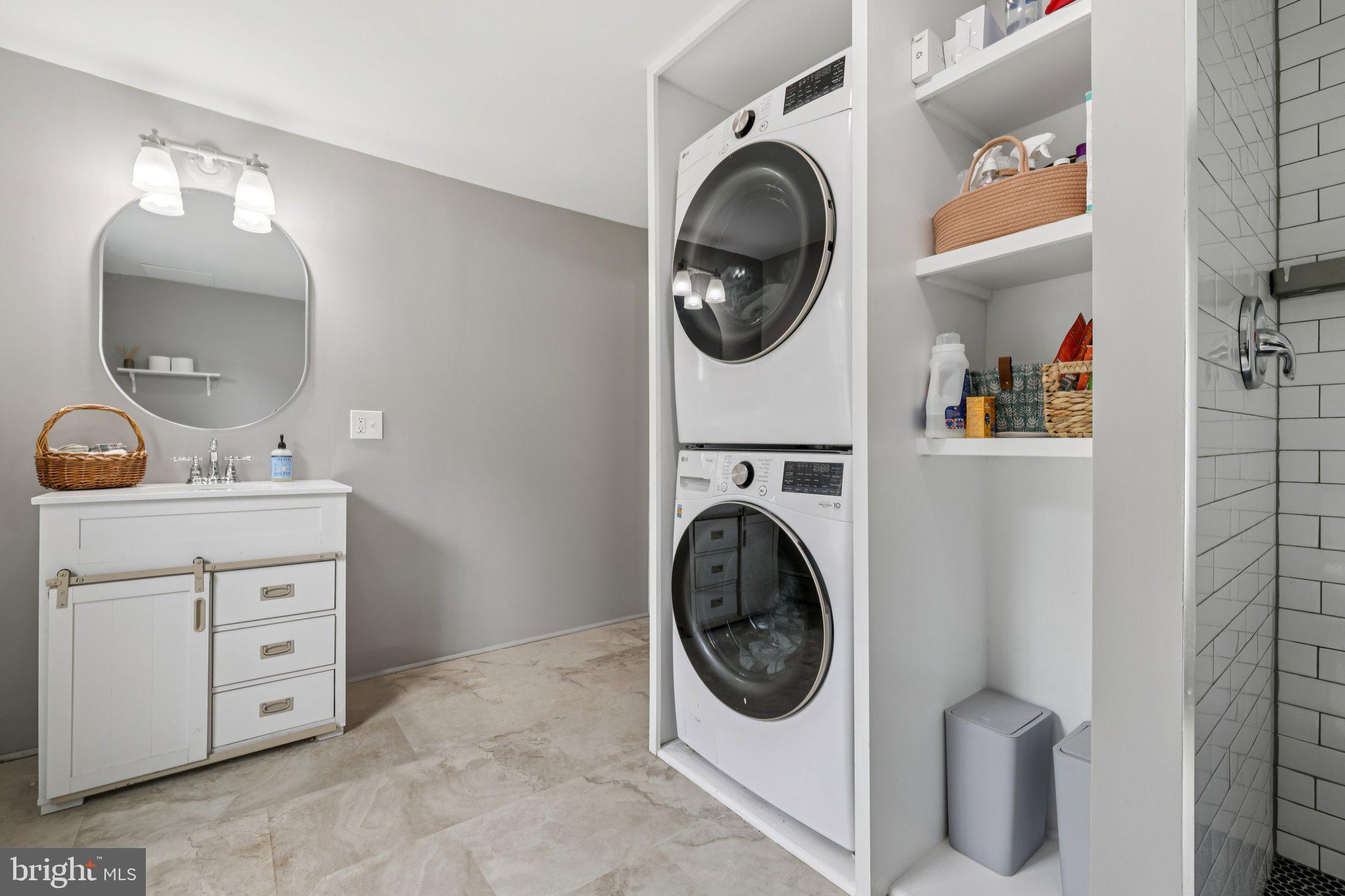 22538 Old Georgetown Road Smithsburg, MD 21783 - Photo 22 of 50 a utility room with dryer and washer