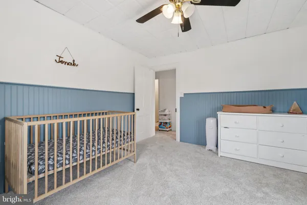 a view of a livingroom with closet