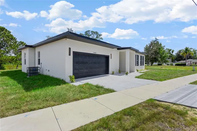 a view of backyard of garage and yard