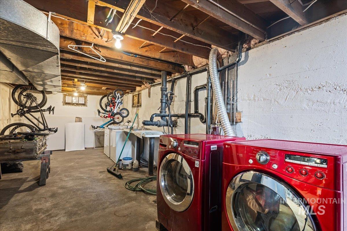 19454 Idaho Road Worley, ID 83876 - Photo 20 of 50 Laundry area featuring concrete flooring and independent washer and dryer