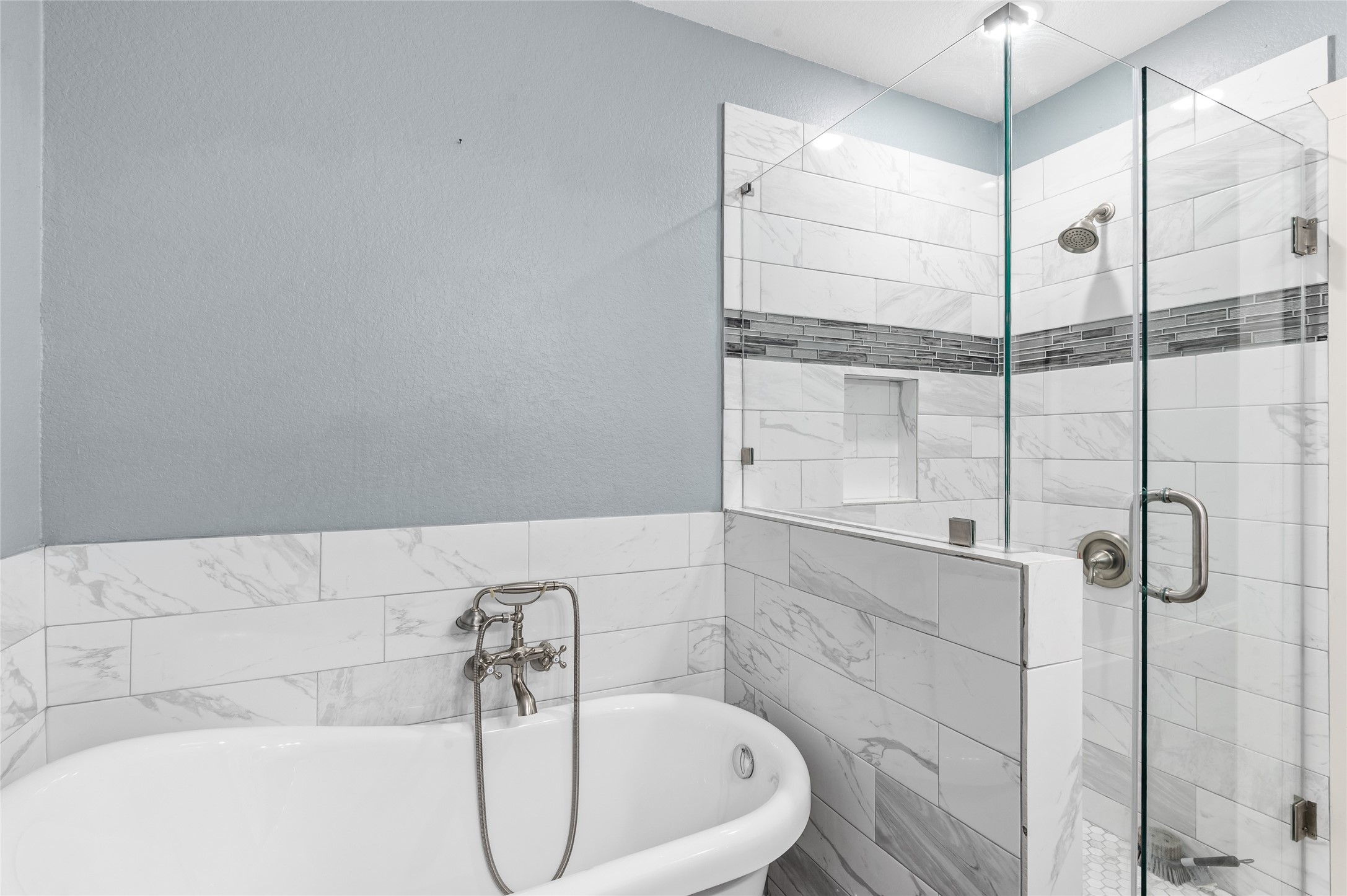 3853 Rosedale Street Houston, TX 77004 - Photo 28 of 50 Walk In Shower and stylish soaking tub.