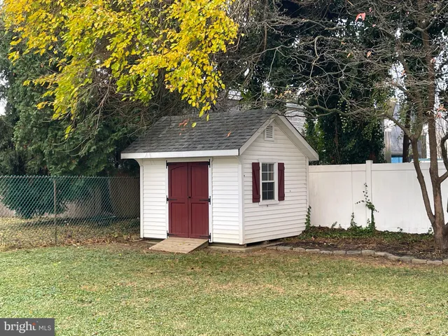 $415,000 | 650 East Leamy Avenue, Springfield, PA 19064