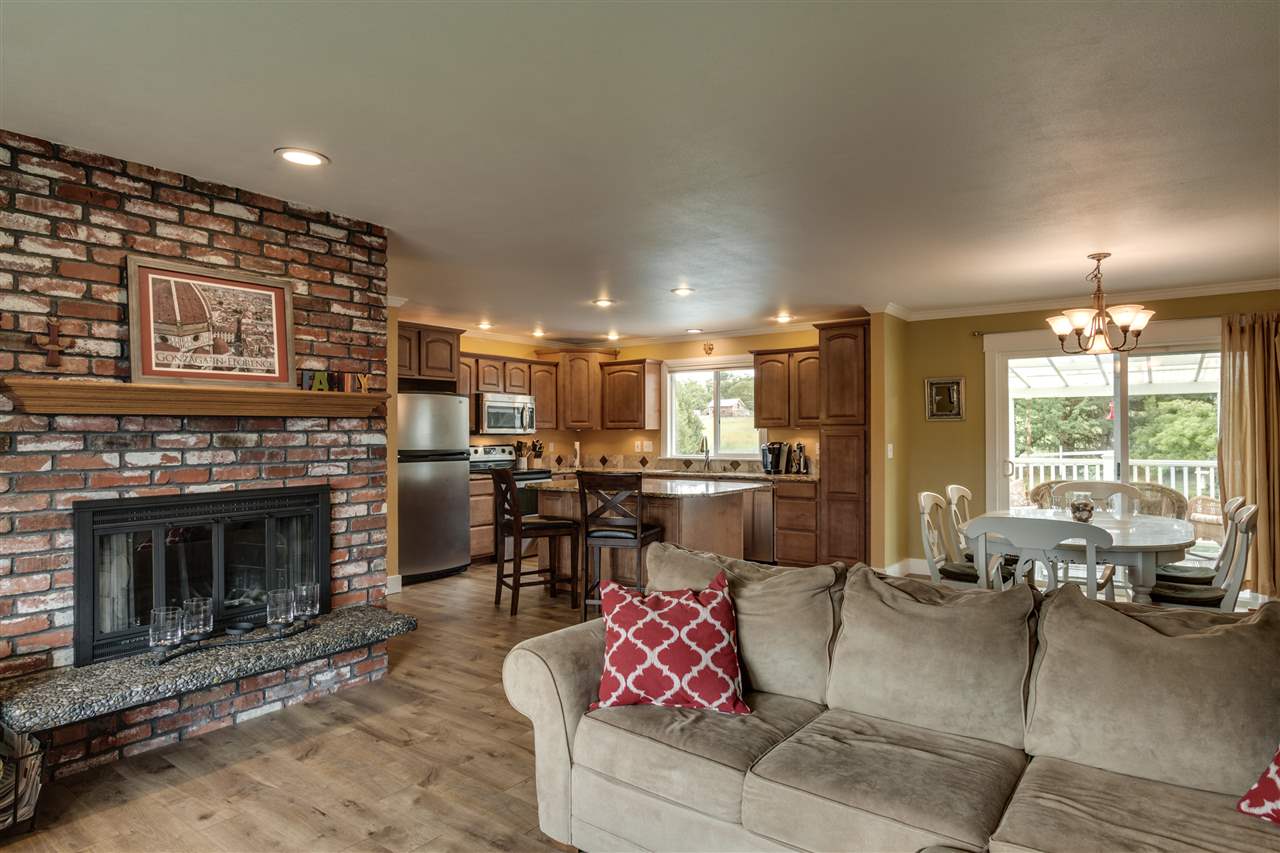 6715 South Meadows Road Spokane, WA 99223 - Photo 3 of 19
