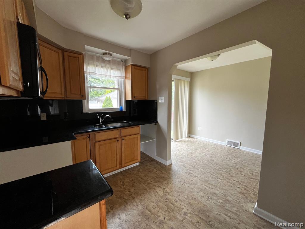 6734 Rosedale Boulevard Allen Park, MI 48101 - Photo 6 of 26