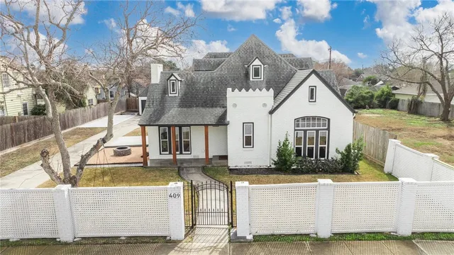 $4,400 | 409 Del Mar Boulevard, Corpus Christi, TX 78404