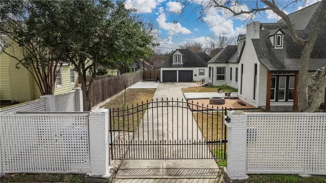 $4,400 | 409 Del Mar Boulevard, Corpus Christi, TX 78404