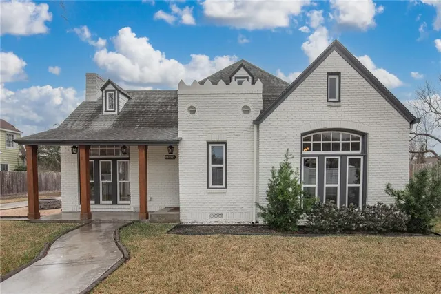 $4,400 | 409 Del Mar Boulevard, Corpus Christi, TX 78404