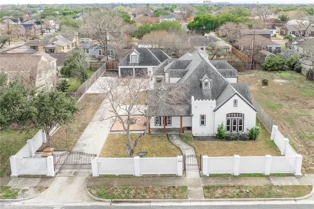 $4,400 | 409 Del Mar Boulevard, Corpus Christi, TX 78404