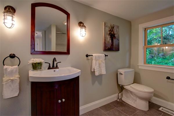 6 Gerring Road Gloucester, MA 01930 - Photo 13 of 22 a bathroom with a toilet sink and mirror