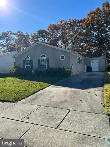 a view of a yard in front of the house
