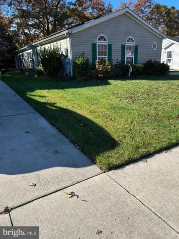 a view of a house with backyard and garden
