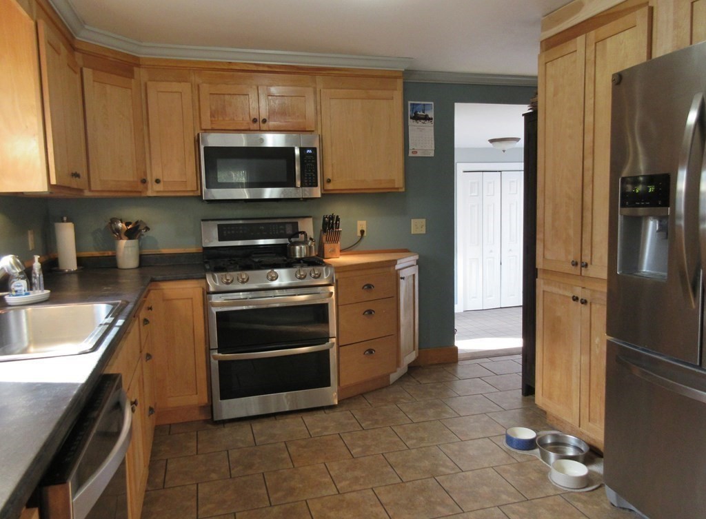 12 Oak Ridge Road Greenfield, MA 01301 - Photo 3 of 34 Gallery Image 3