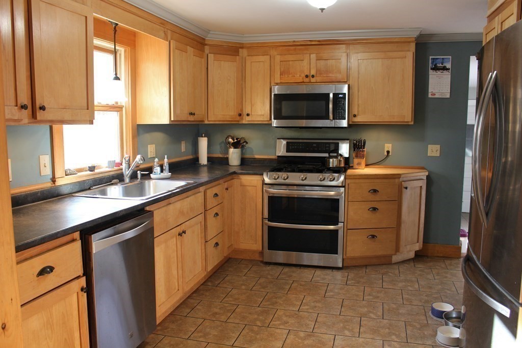 12 Oak Ridge Road Greenfield, MA 01301 - Photo 4 of 34 Gallery Image 4