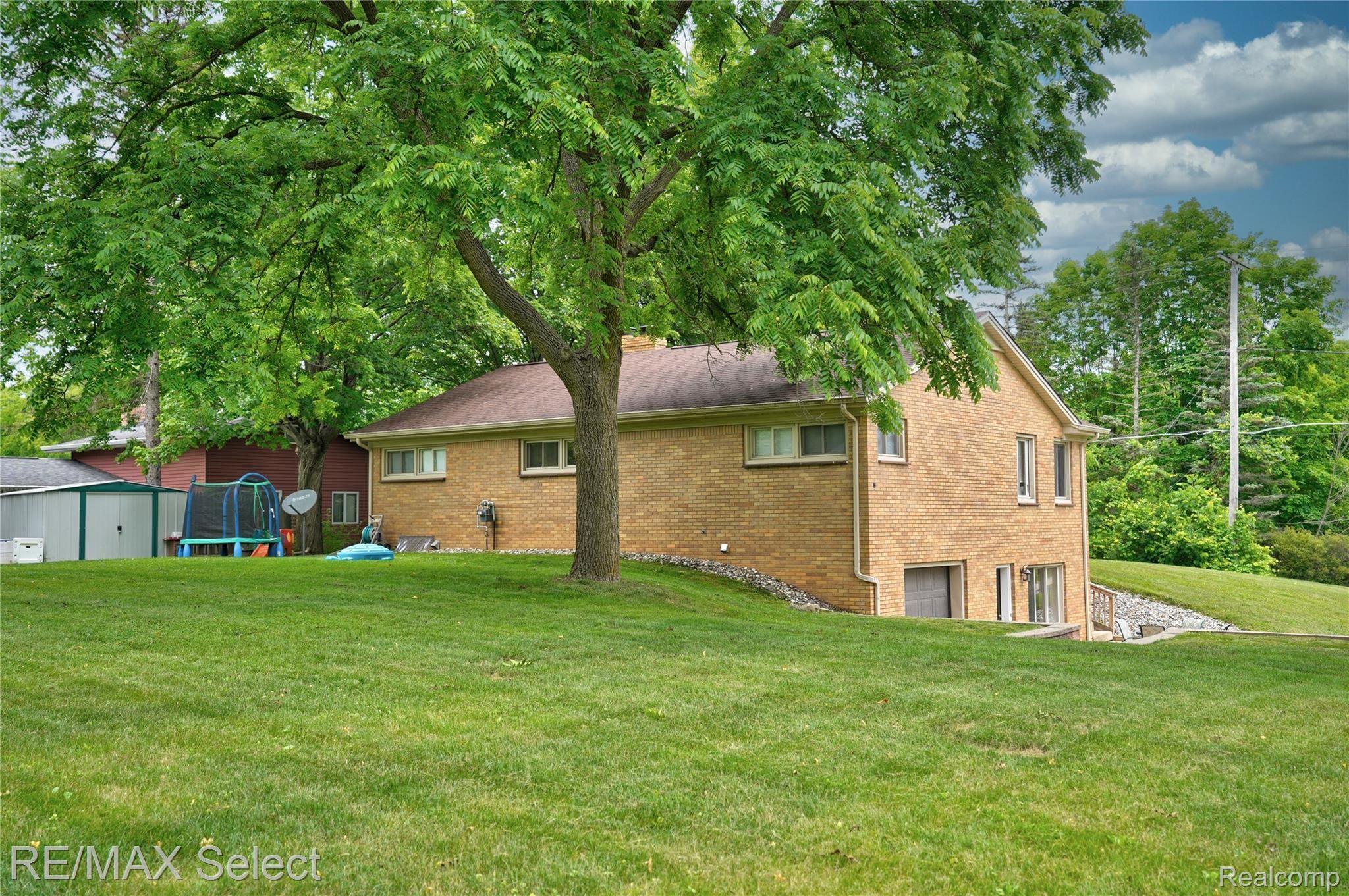 7303 East River Road Flushing, MI 48433 - Photo 8 of 30 7303 E River Road 20.jpg