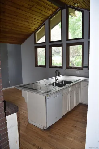 a black and white photo of a living room