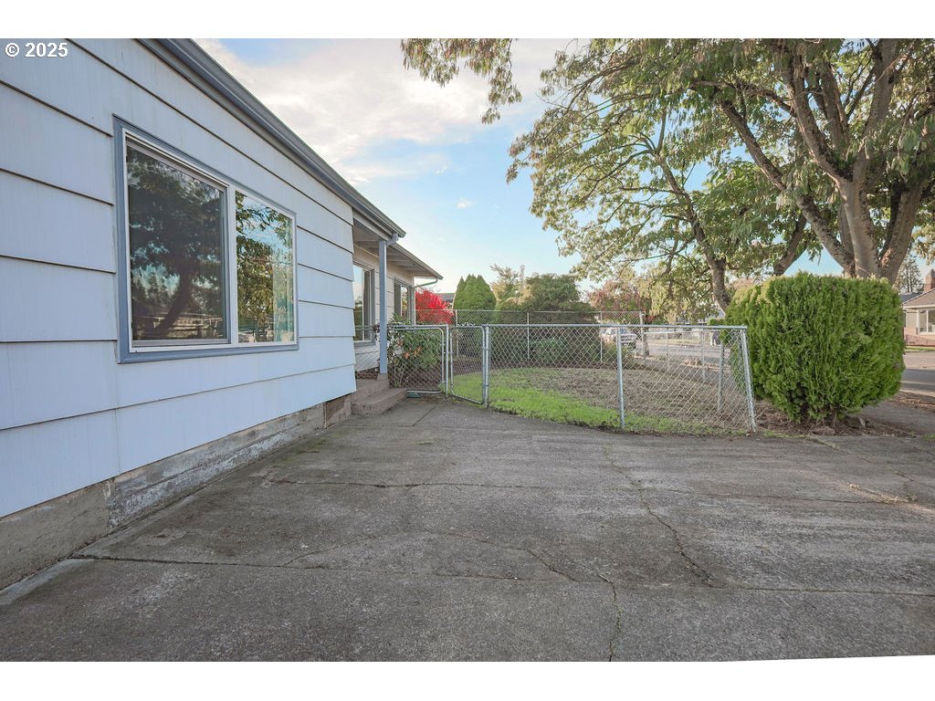 1355 Quinalt Street Springfield, OR 97477 - Photo 5 of 32 a view of outdoor space and yard