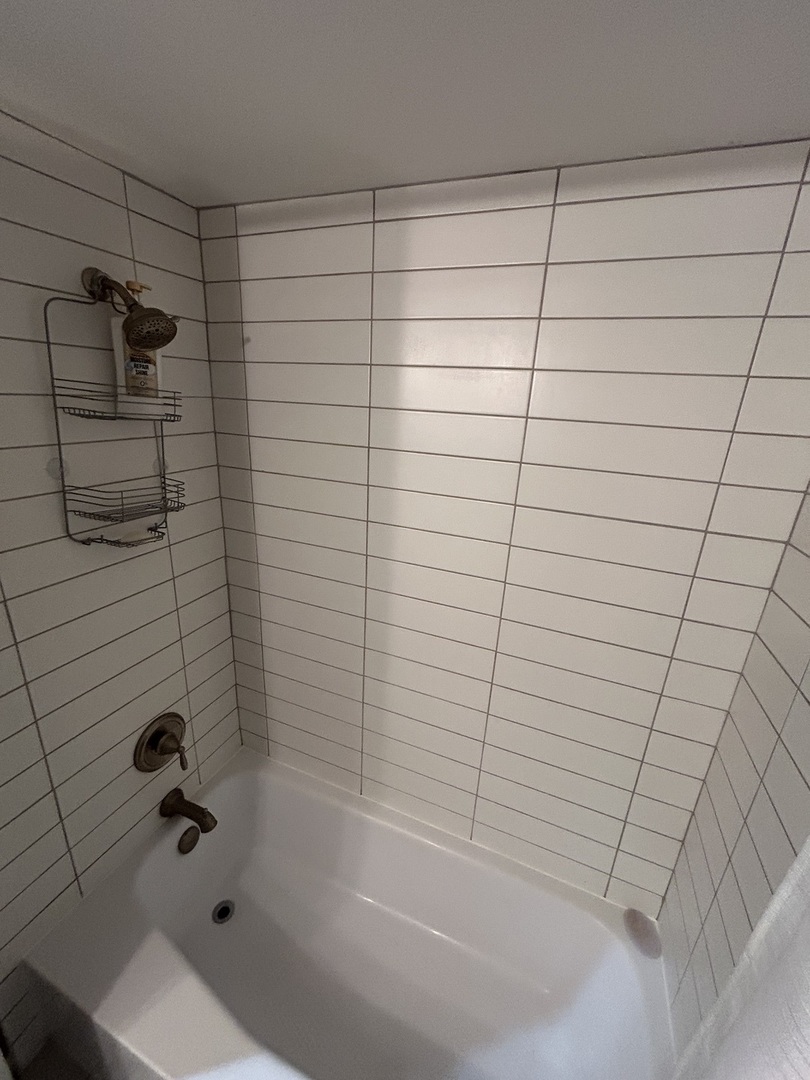 209 East Irving Park Road, Unit 1N Itasca, IL 60143 - Photo 20 of 30 a bathroom with a bathtub