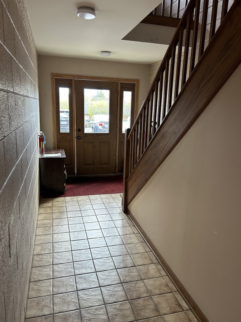209 East Irving Park Road, Unit 1N Itasca, IL 60143 - Photo 8 of 30 a view of an entryway