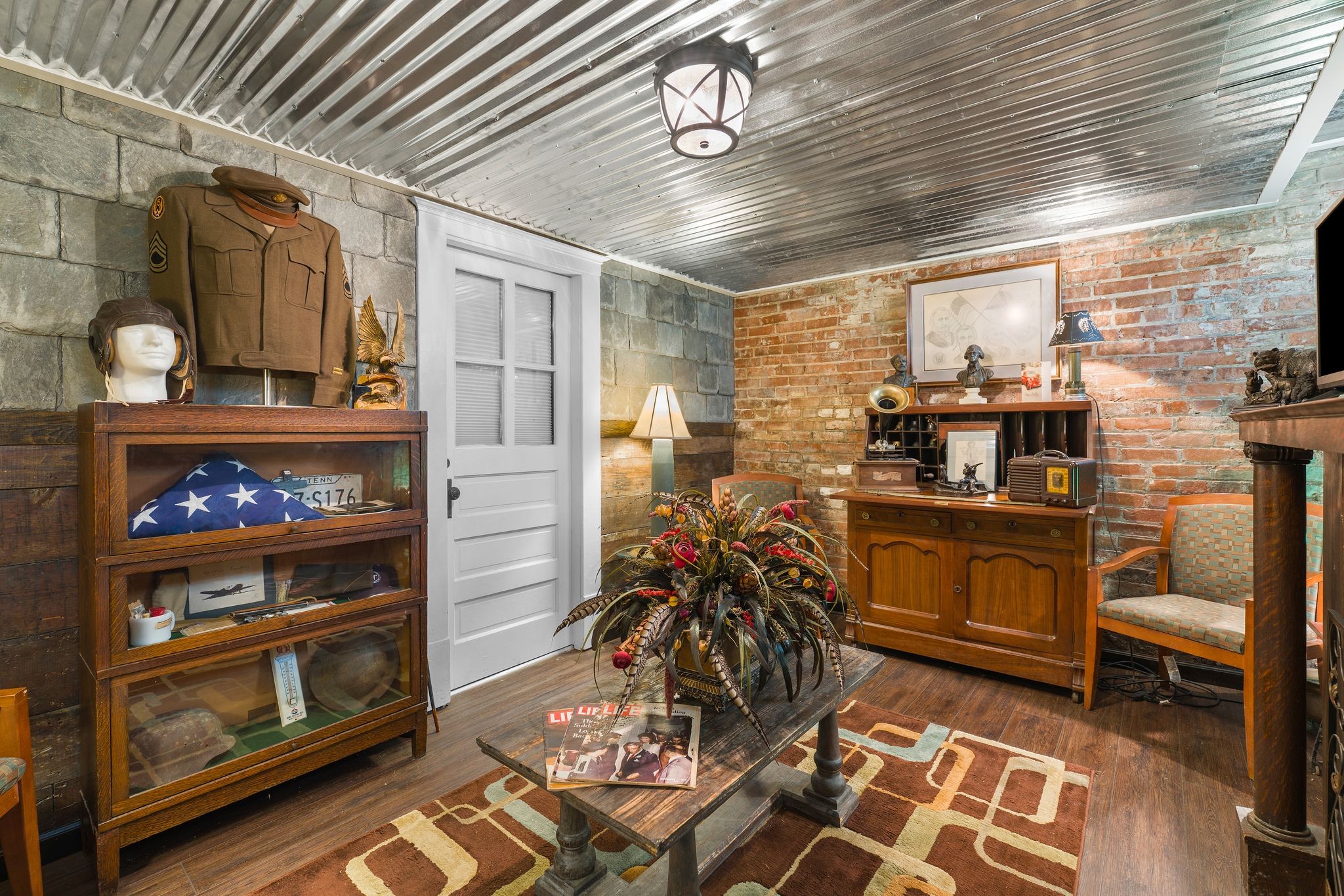 564 East Main Street Jackson, TN 38301 - Photo 20 of 54 a room with furniture