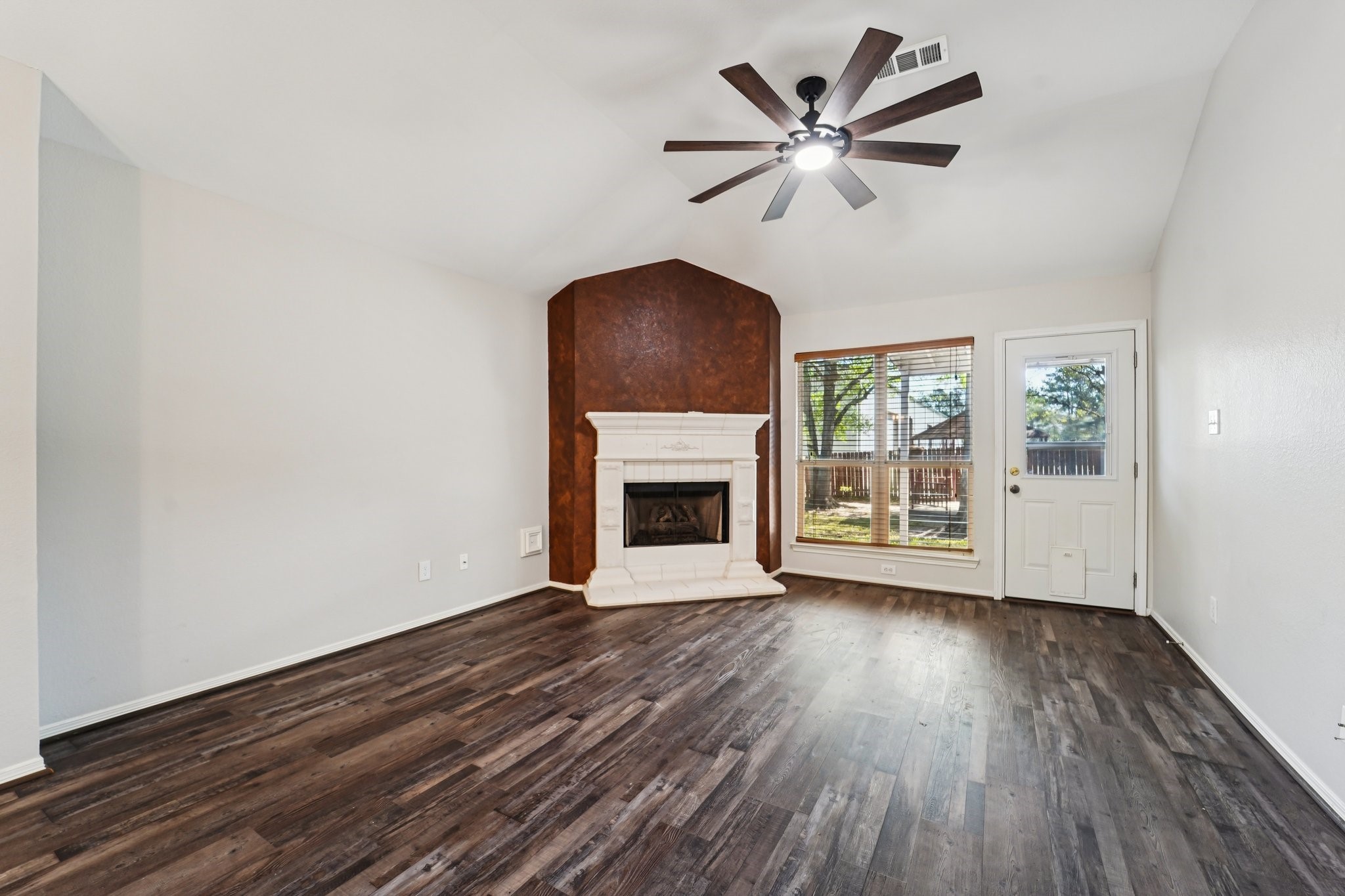 281 Mesa View Conroe, TX 77316 - Photo 5 of 38