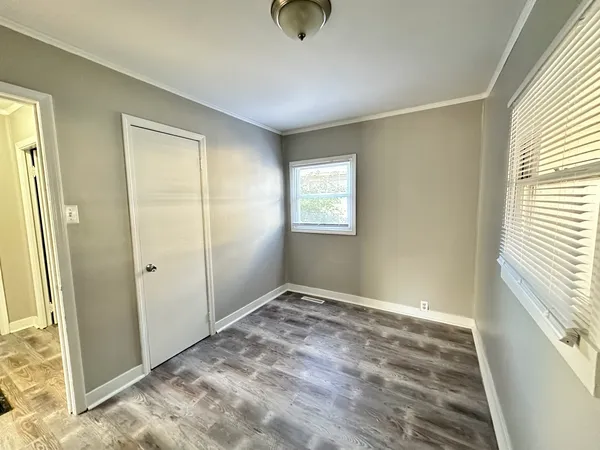 a view of entryway with window