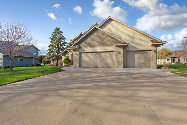 $499,900 | 1526 Castle Drive, North Mankato, MN 56003