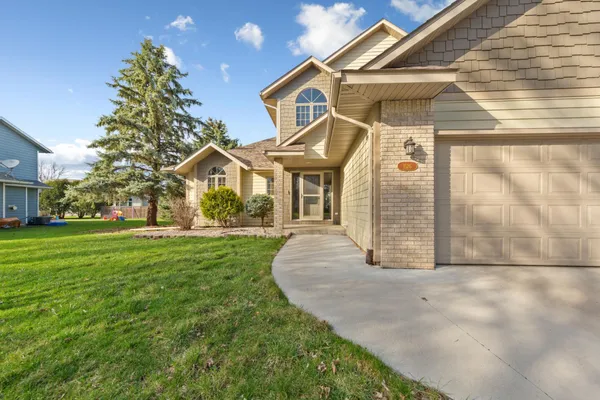 $499,900 | 1526 Castle Drive, North Mankato, MN 56003