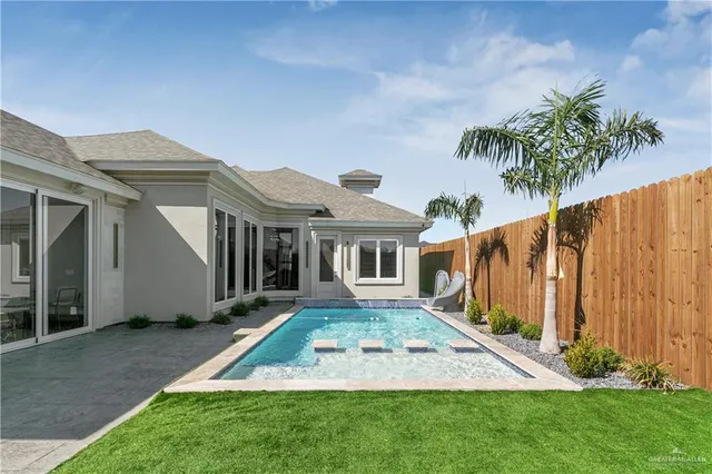 a view of a yard in front of house