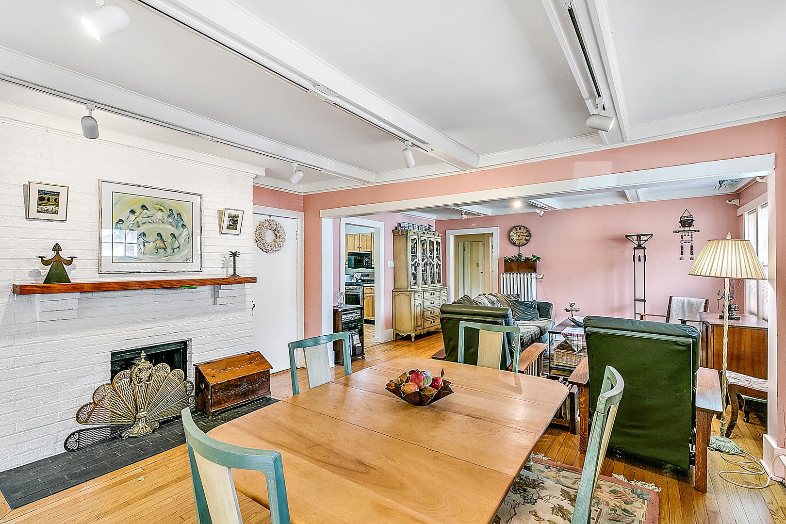 128 Barrypoint Road Riverside, IL 60546 - Photo 4 of 27 a view of a dining room with furniture and a potted plant
