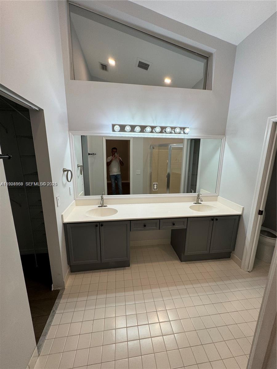 8965 Southwest 59th Court Cooper City, FL 33328 - Photo 20 of 34 a room with table and mirror