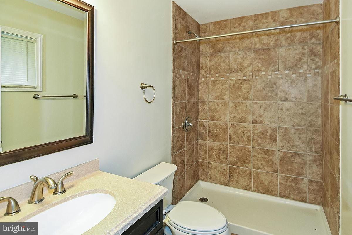 202 Harrison Road Sterling, VA 20164 - Photo 26 of 30 Bath (Master)