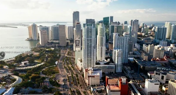 $2,650 | 253 Northeast 2nd Street, Unit 905, Miami, FL 33132