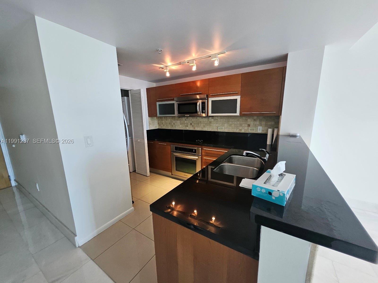 253 Northeast 2nd Street, Unit 905 Miami, FL 33132 - Photo 7 of 20 a living room with furniture