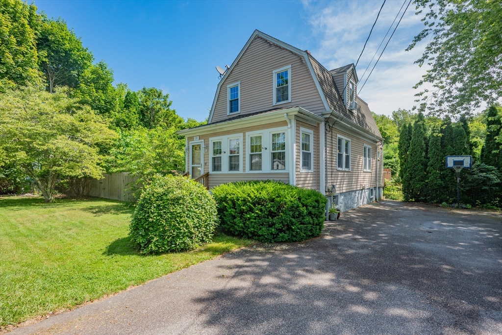 21 Perry Street Fairhaven, MA 02719 - Photo 1 of 34 Gallery Image 1