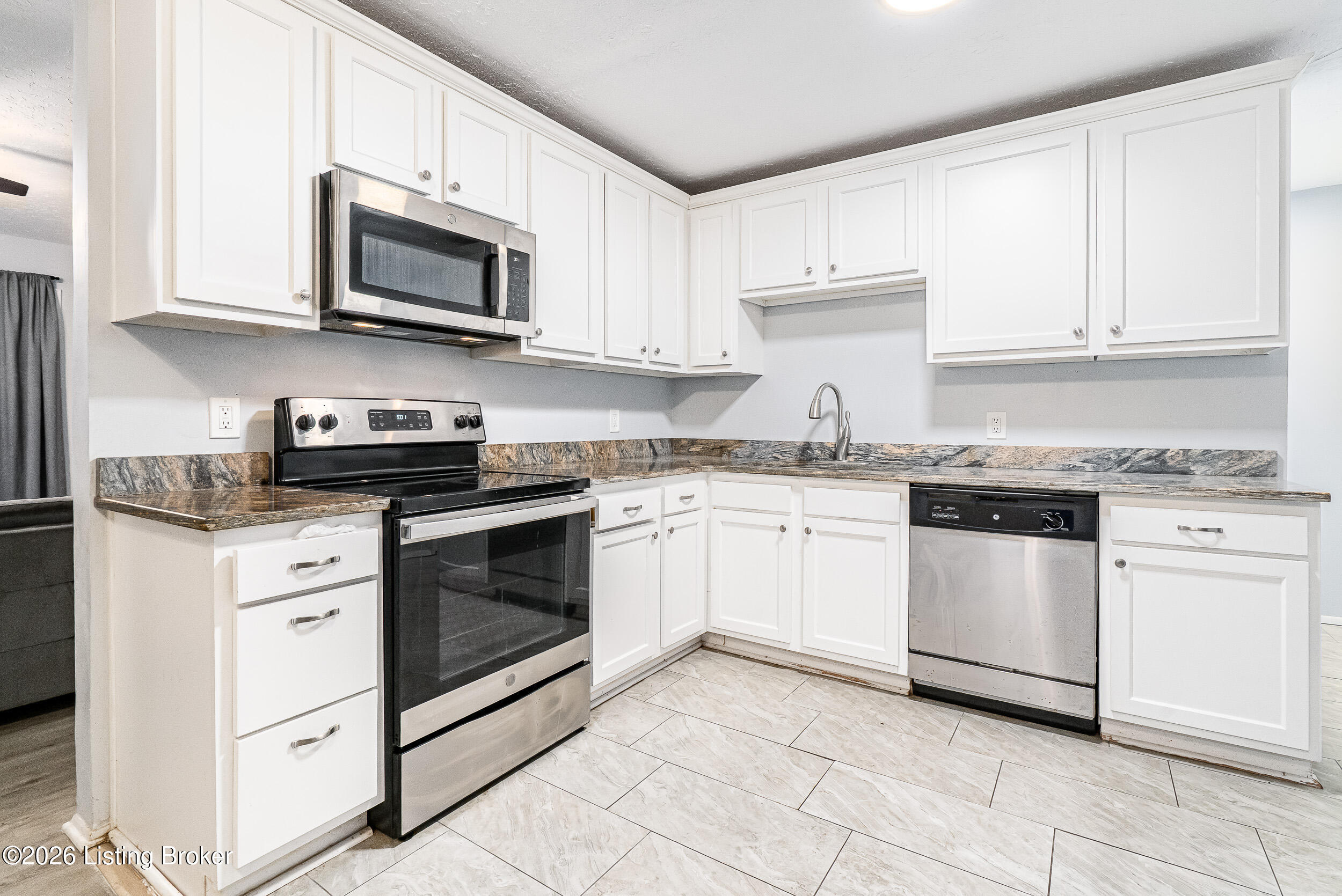 9712 Gandy Road Louisville, KY 40272 - Photo 8 of 27 9712 Gandy Rd-22