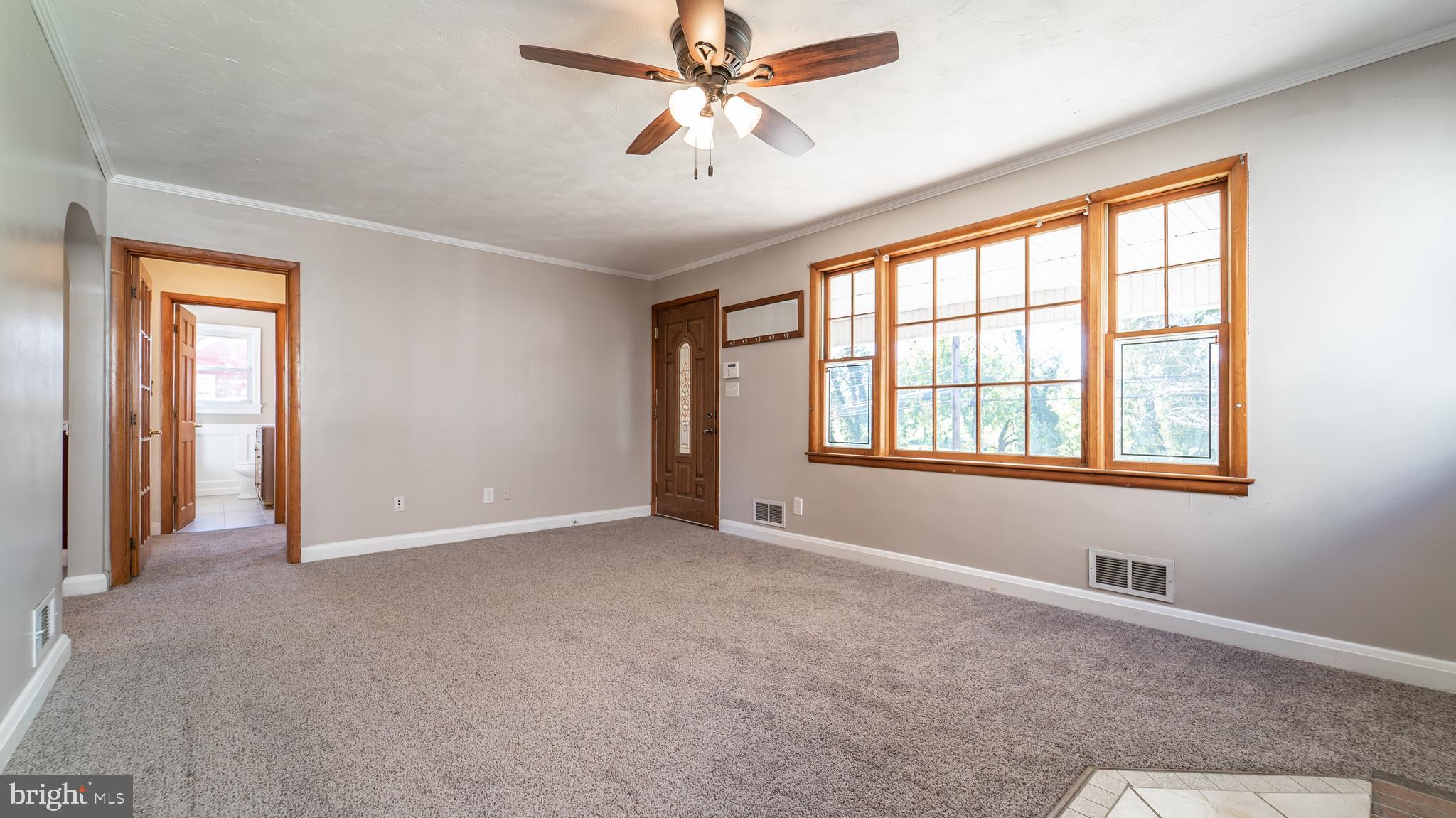 833 Hilltop Road Baltimore, MD 21228 - Photo 10 of 37 Gallery Image 10