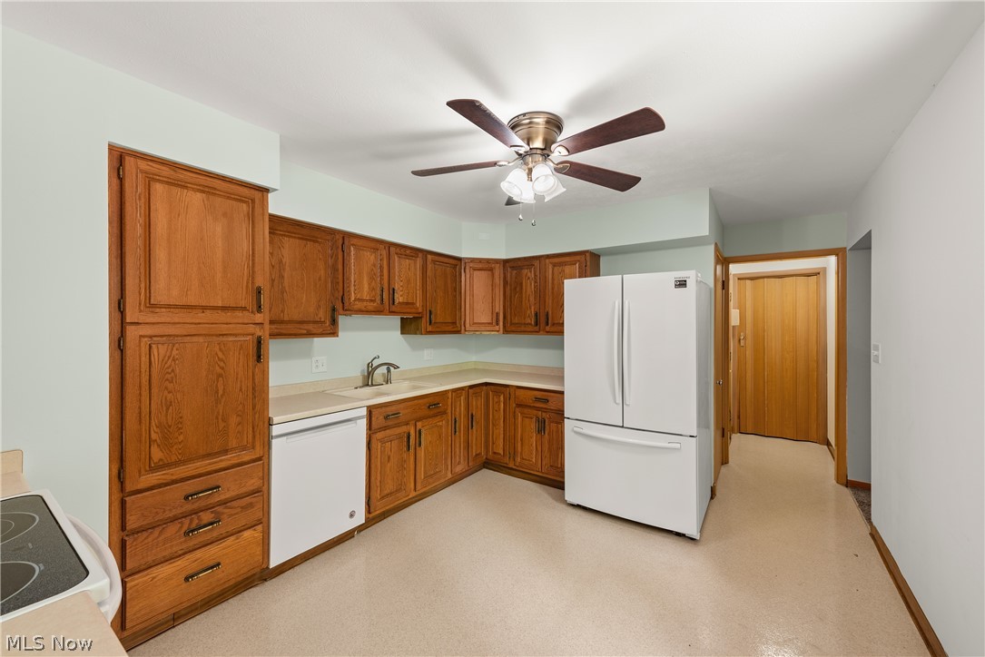 1082 Ledgeview Road Macedonia, OH 44056 - Photo 13 of 47 Kitchen featuring sink, ceiling fan, and white appliances