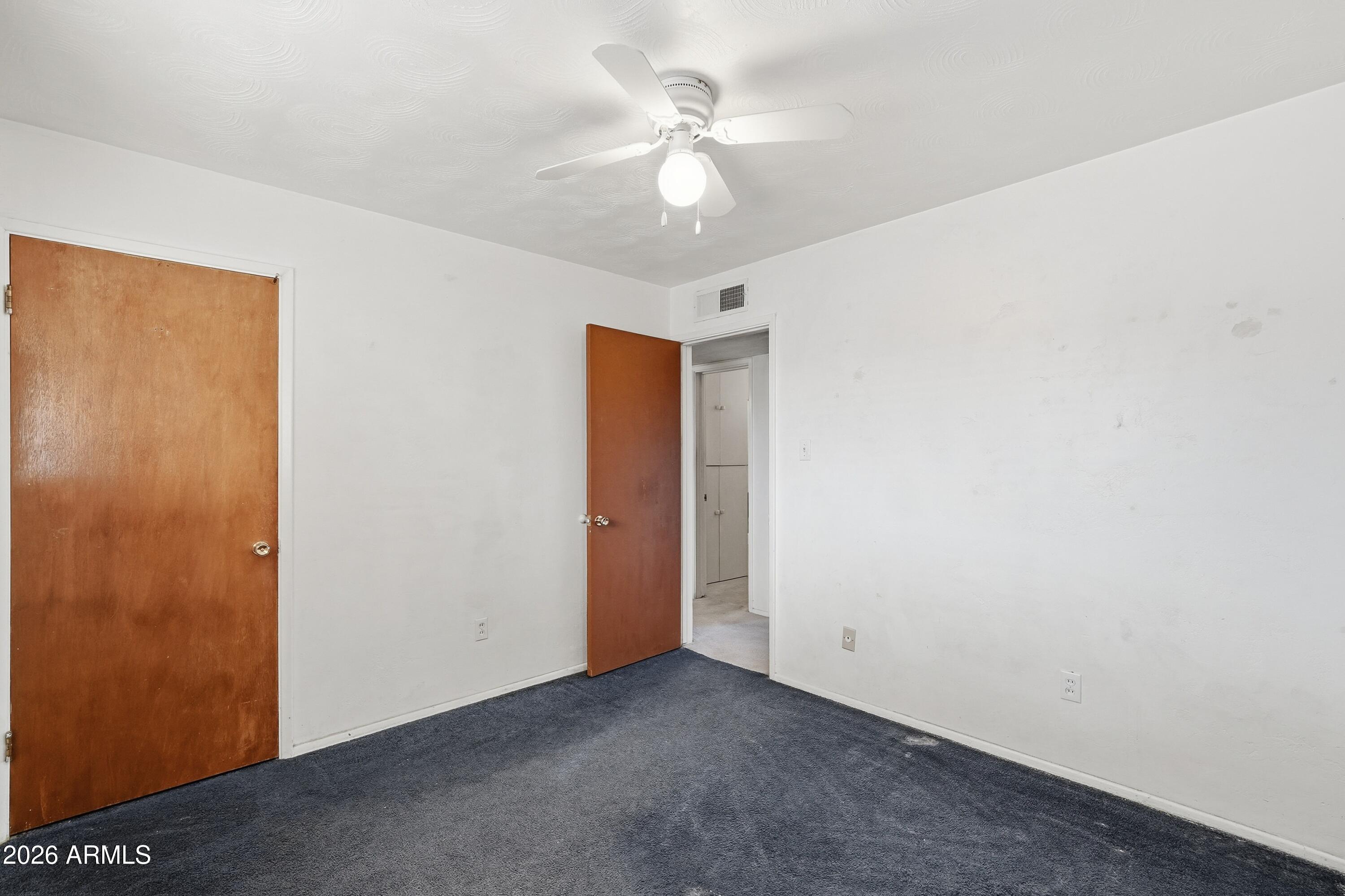 1120 West Romo Jones Street Tempe, AZ 85281 - Photo 13 of 18 an empty room with a ceiling fan and a window