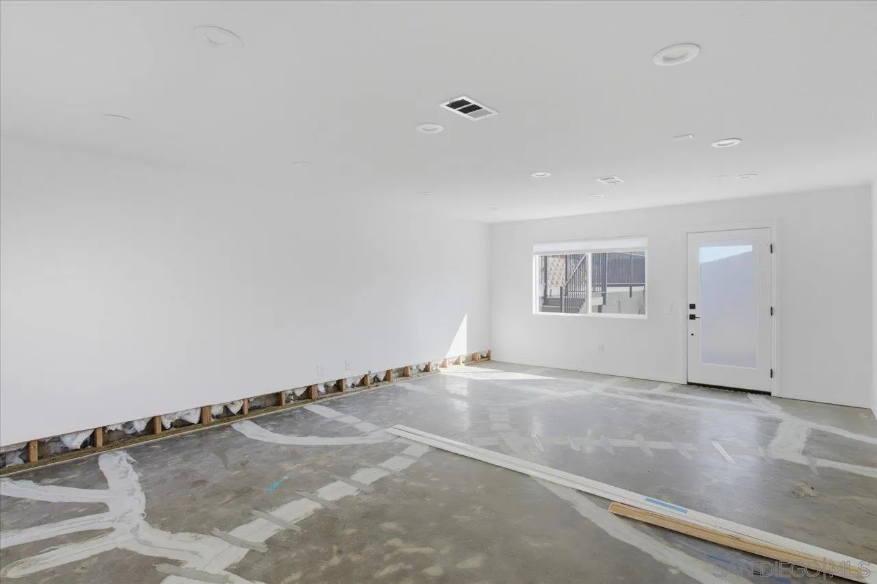 3880 Adams Street Carlsbad, CA 92008 - Photo 20 of 42 an empty room with a workbench