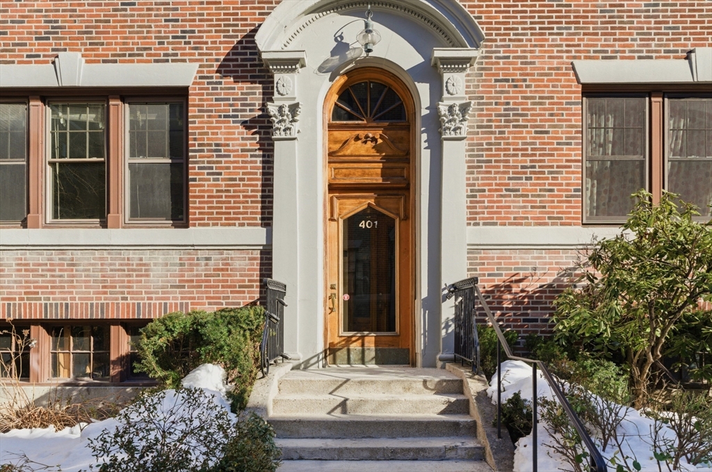 401 Washington Street, Unit 6 Brookline, MA 02446 - Photo 20 of 24 a front view of a house with a garden