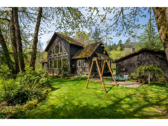 a view of a backyard