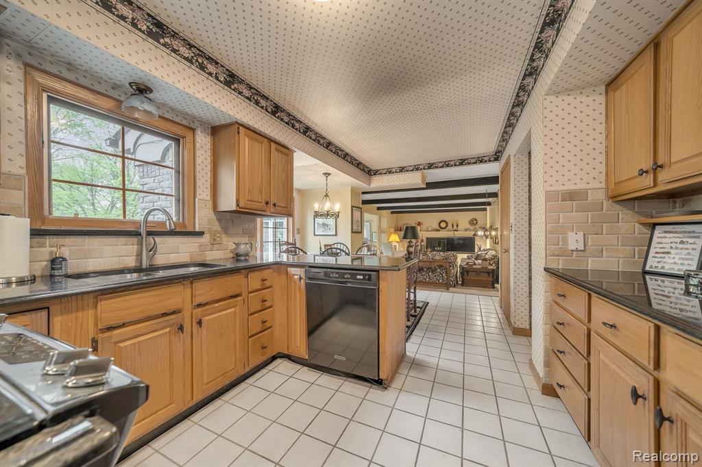 29958 Barwell Road Farmington Hills, MI 48334 - Photo 15 of 48