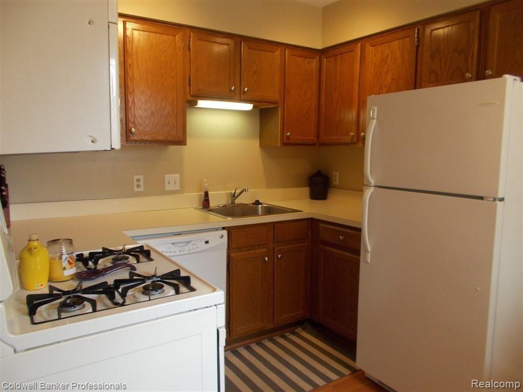 341 South Crooks Road Clawson, MI 48017 - Photo 4 of 11 Kitchen
