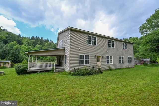 a house view with backyard space