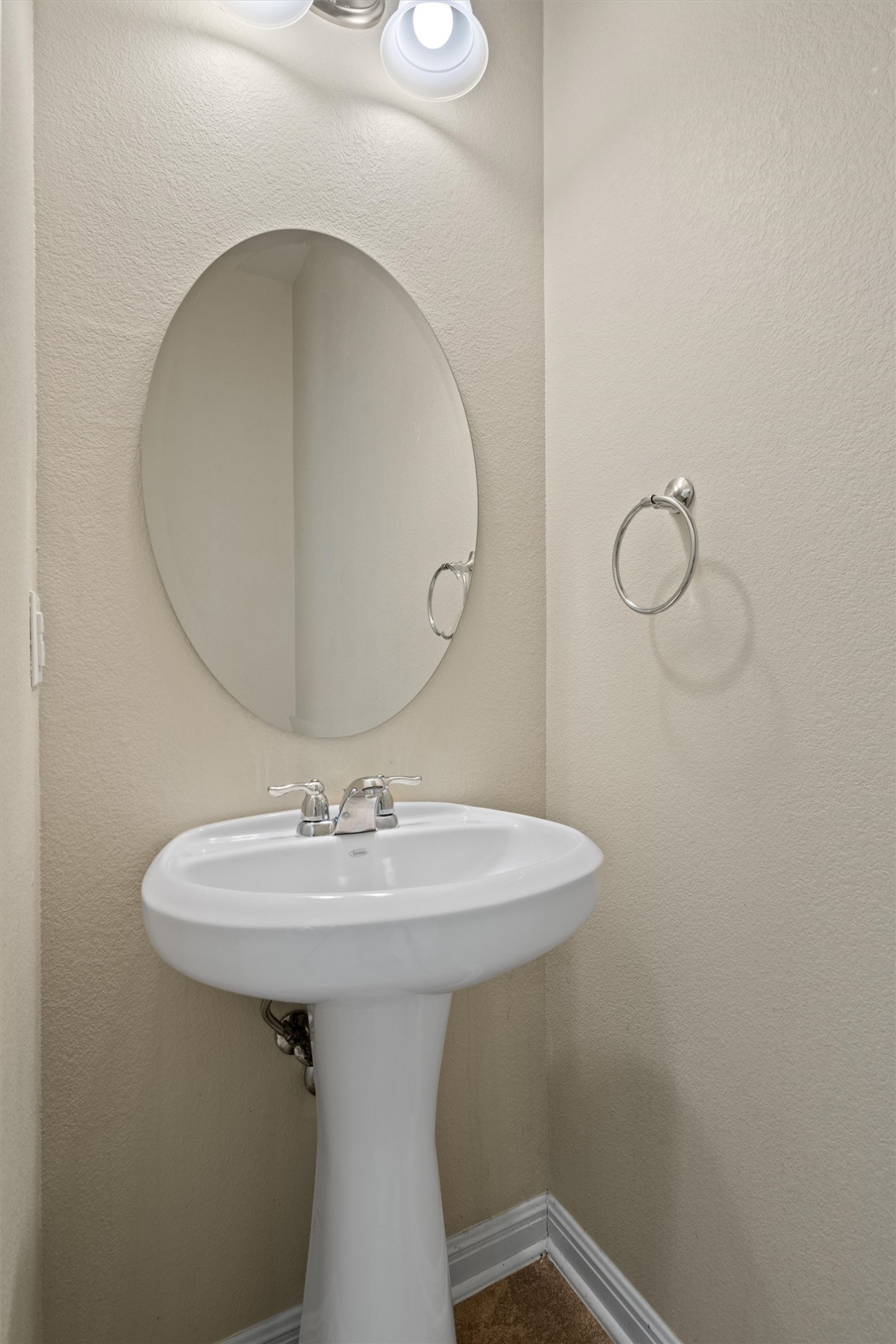 423 Wetzel Kyle, TX 78640 - Photo 19 of 35 Bathroom featuring a textured wall