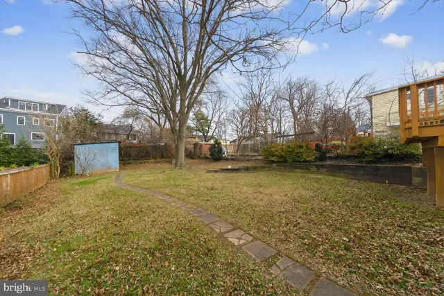 a view of a yard with a house