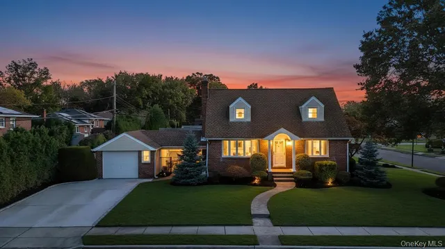 $1,099,000 | 2 Ash Place, New Hyde Park, NY 11040